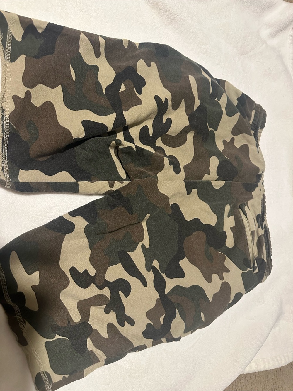 Guess Los Angeles Men’s Camo Sweat Shorts Size Large Raw Hem Drawstring